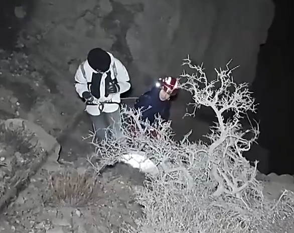 【新闻直播间】男子登山被困悬崖 消防连夜搜救