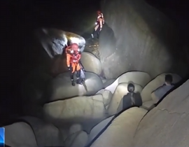 【新闻直播间】两人被困礁石群 消防紧急救援