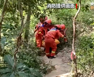 【新闻直播间】游客走野路摔伤 消防担架转运下山