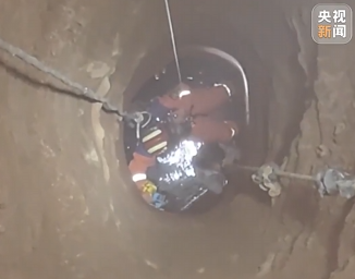 【新闻直播间】8岁女孩不慎坠井 消防员成功营救