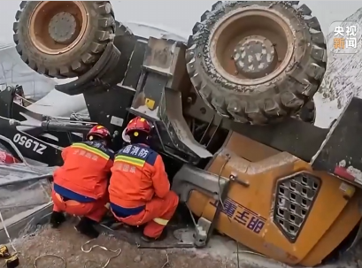 【新闻直播间】宁夏固原一铲车侧翻司机受伤 消防紧急救援