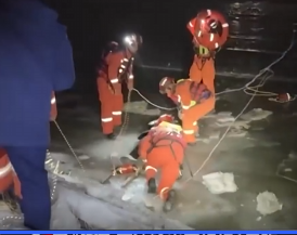 【新闻直播间】宁夏石嘴山一男子黄河冰面“睡觉” 消防救援脱险