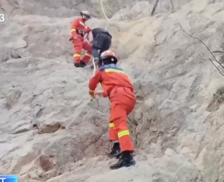 【新闻直播间】江苏镇江3天3人登山被困 消防及时救援