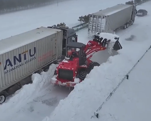 【特别关注】内蒙古强降雪致通行受阻 消防紧急清雪疏通