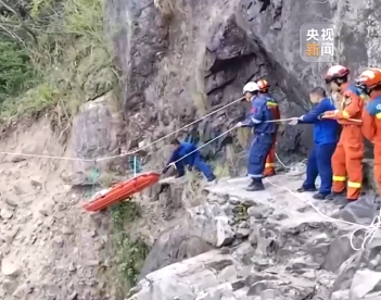 【新闻直播间】福建福清：女子登山滑落山崖 消防徒步救援