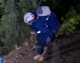 【24小时】云南德钦：驴友徒步失温被困 消防连夜进山营救