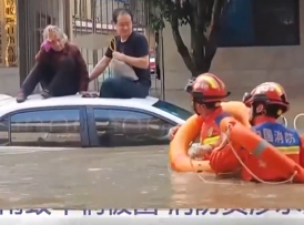 【新闻直播间】湖南邵阳暴雨致车辆被困 消防员涉水救被困祖孙