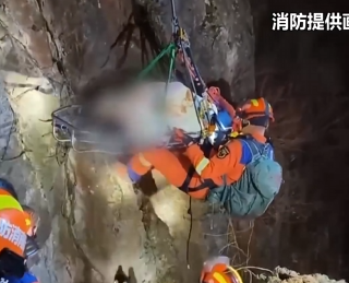 【新闻直播间】云南玉溪：两名攀岩者被困绝壁 消防6小时紧急救援