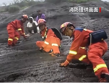 【新闻直播间】江西鹰潭：游客擅闯野山被困 消防冒雨救援