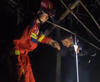 【新闻直播间】江西九江：两男子登山迷路被困 消防深夜进山救援