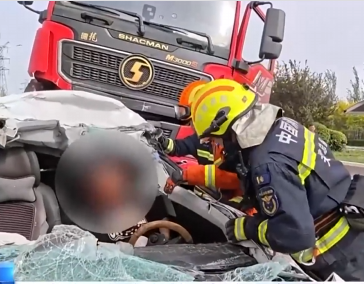 【新闻直播间】疲劳驾驶酿事故 消防紧急救援