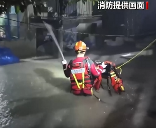 【24小时】湖南会同暴雨致局地积水 消防营救5名被困者