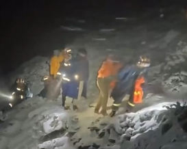 【24小时】四川喜德突降暴雪 消防连夜营救被困登山者
