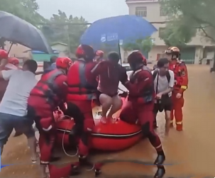 【特别关注】江西上犹强降雨致民房被淹 消防紧急转移被困群众