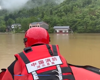 【新闻直播间】湖北恩施：强降雨致多人被困 消防及时转移