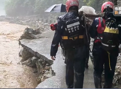 【特别关注】湖北宣恩：山洪致人员被困 消防徒步三小时救援