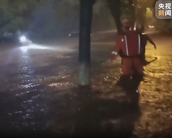 【24小时】湖南长沙强降雨致道路积水 消防连夜救援抢险