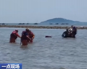 【新闻直播间】四人赶海被困 消防挖泥救人