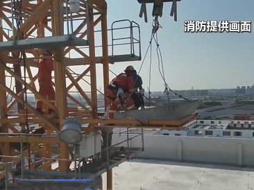 【特别关注】江苏常州：55米高塔吊上突发疾病 消防紧急营救