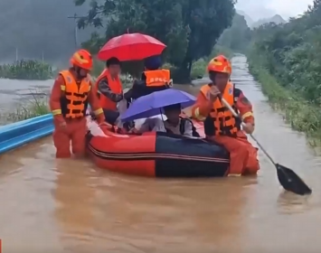 【东方时空】贵州独山：暴雨来袭 消防紧急转移群众