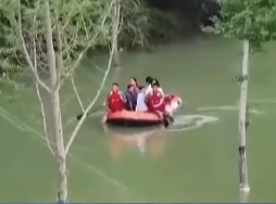 【特别关注】广西乐业：持续强降雨致道路中断 消防转移群众