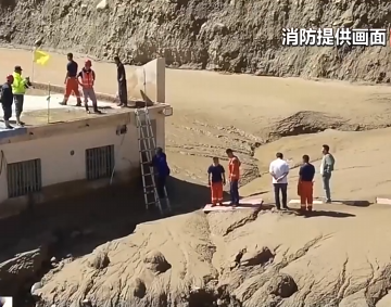 【新闻直播间】新疆和田：泥石流致工人被困 消防紧急救援