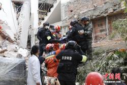 【中新网】四川泸定6.8级地震：消防救援力量进村入户排查和转移群众