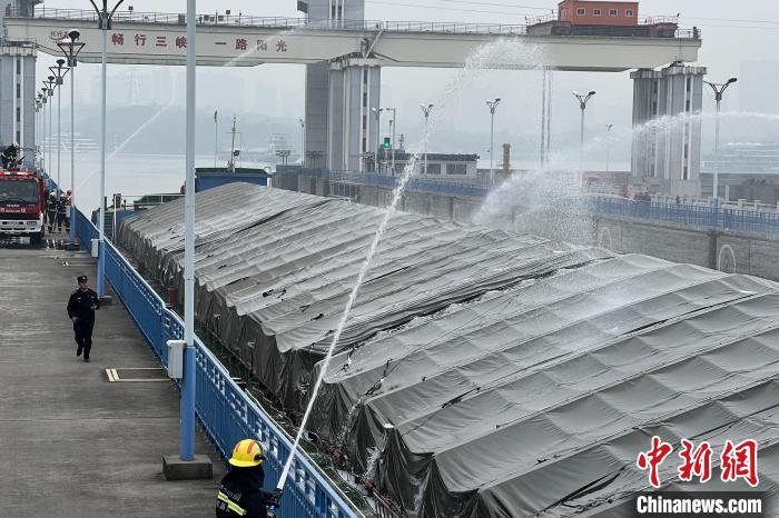 【中国新闻网】葛洲坝船闸举行消防应急救援实战演练