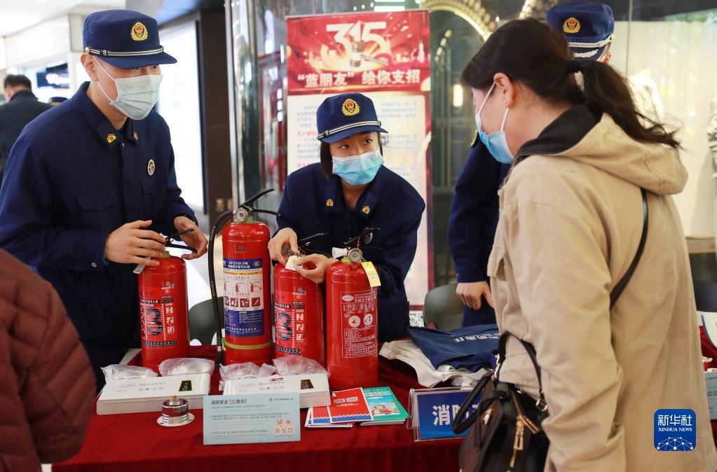 【新华社】上海：消防产品辨真伪 筑牢安全“防火墙”