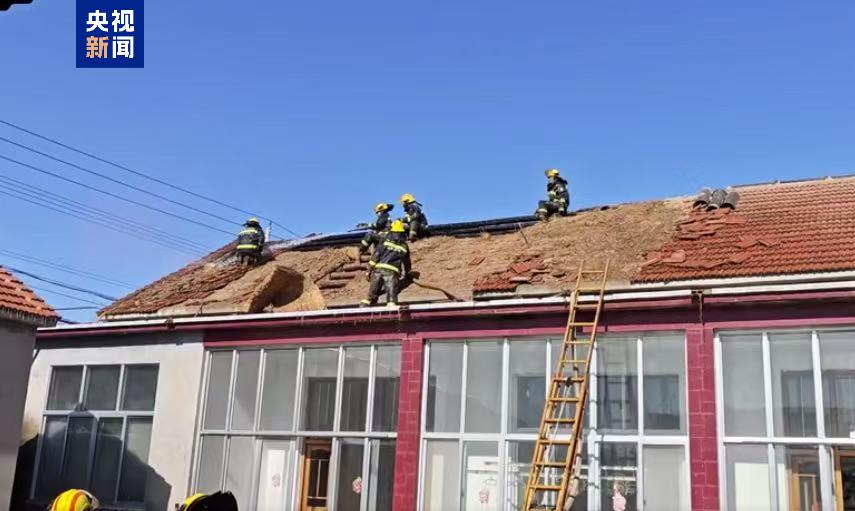 【央视新闻】致敬！零下15℃ 消防员灭火后“战服”冻出冰铠甲