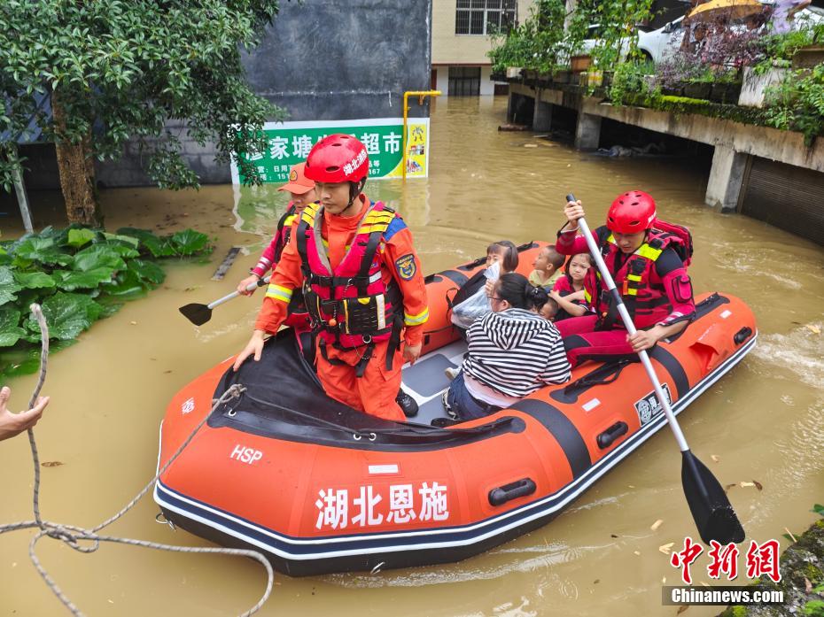 【中新网】湖北咸丰遭遇暴雨袭击 紧急转移近2万人
