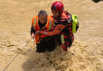 【中新网】湖北咸丰遭遇暴雨袭击 紧急转移近2万人