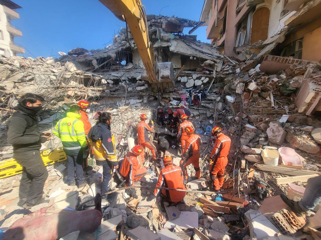 【新华社】与时间赛跑 为生命接力——中国救援队赴土耳其震中救援日记