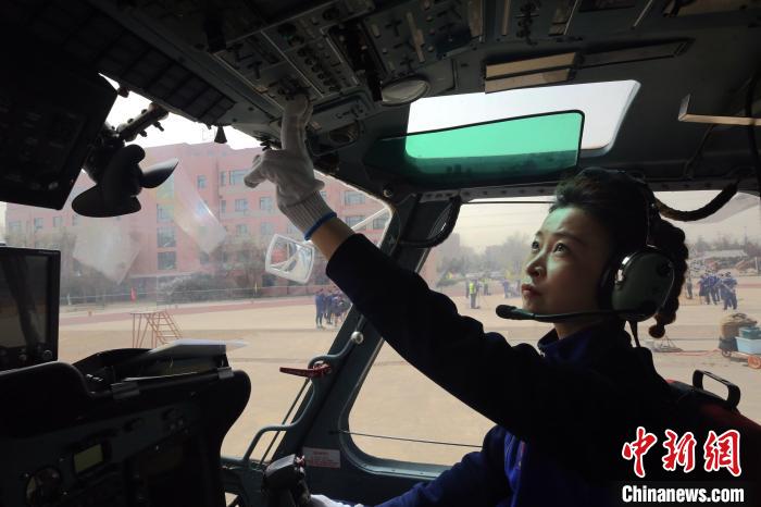 【中新社】中国首位女消防飞行员：为了把生存的希望带给受困者