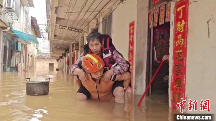 【中新网】暴风雨中救援人员驾起“生命之舟” 与洪水赛跑守护生命