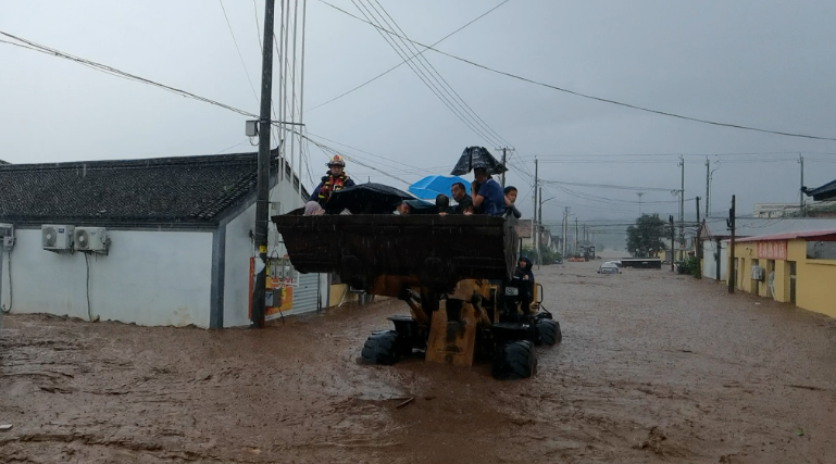 【新华社】与暴雨洪水搏斗的生死营救