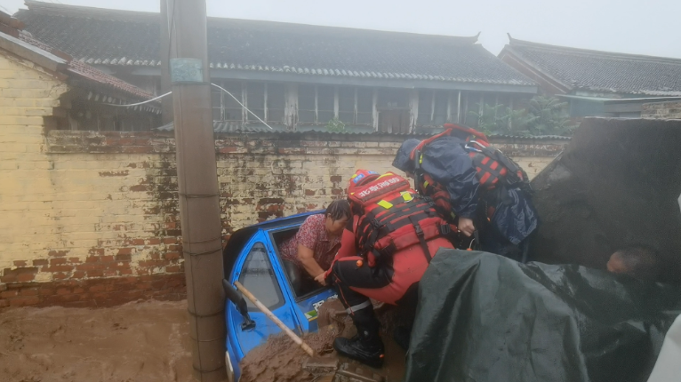 【新华社】与暴雨洪水搏斗的生死营救