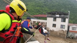 【中国之声】翻山搭桥！救援人员转移四川平武暴雨受困群众