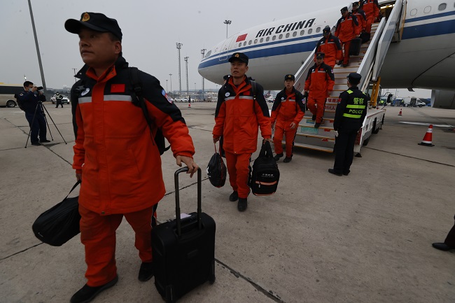 中國救援隊完成國際救援任務平安回國 香港特區救援隊同機抵達