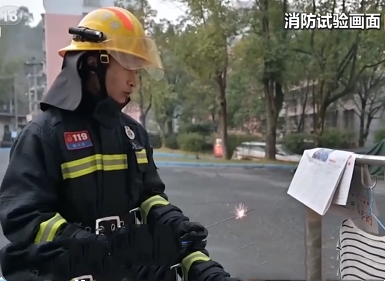 烟花爆竹庆佳节 消防安全需注意 演示试验揭示烟花爆竹的安全隐患