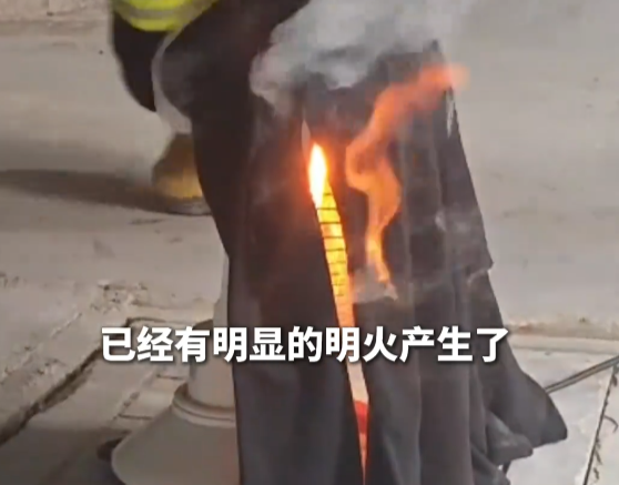 消防实验告诉你使用电暖器务必远离易燃可燃物