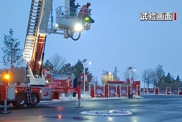 警惕“冰溜子”伤人 远离“天降危险” 消防试验：高空坠冰 威力惊人