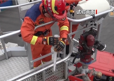 消防试验：高空坠冰破坏力大 行人需警惕