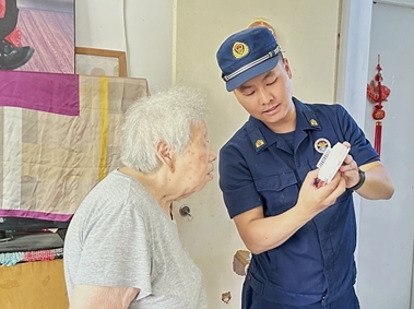 湖北：汉江消防开展“深化平安建设 护航独居老人”消防宣传活动