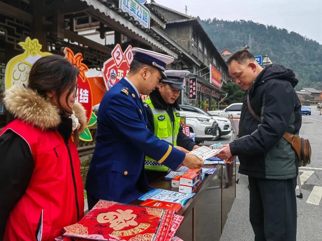 广西消防“志愿红”护航春运回家路