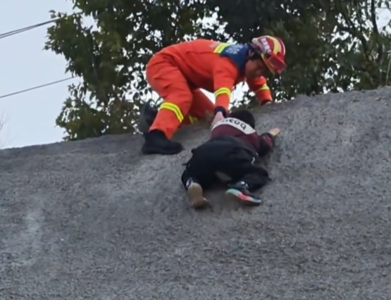 【视频】男孩玩耍被困山坡进退两难 同行伙伴拨打119求助