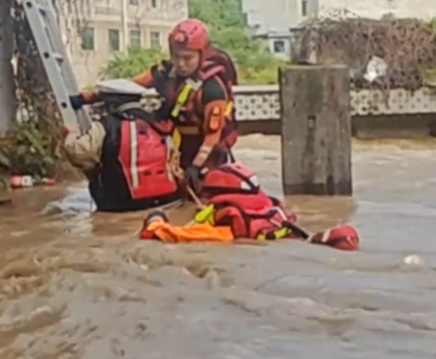 【视频】全力以赴，风雨同舟！