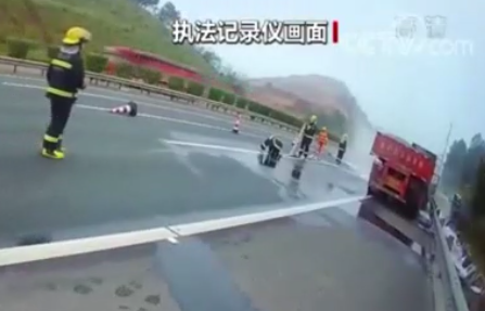 【新闻直播间】广西：行驶途中大货车轮胎突然起火 危险！