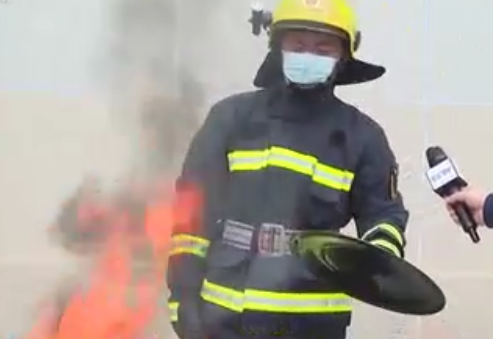 【新闻直播间】关注厨房火灾：消防员演示如何正确扑灭油锅火灾
