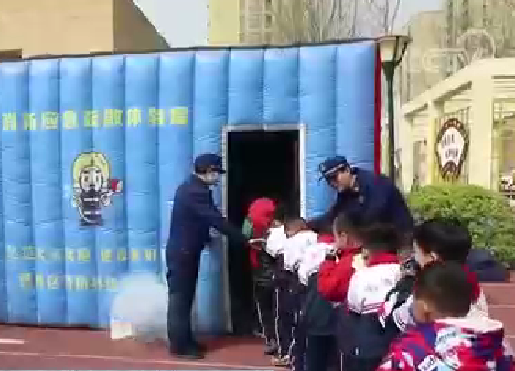 【新闻直播间】全国中小学生安全教育日|开展校园消防演练 提升安全自救能力
